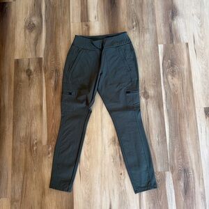 Athleta Headlands Hybrid Cargo Pant Size 8 Olive Green